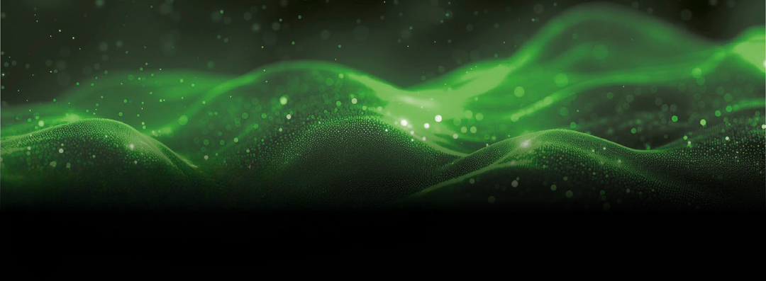 Onde verdi luminose formate da piccoli punti su sfondo nero sfumato, con bagliori e punti luce sparsi.